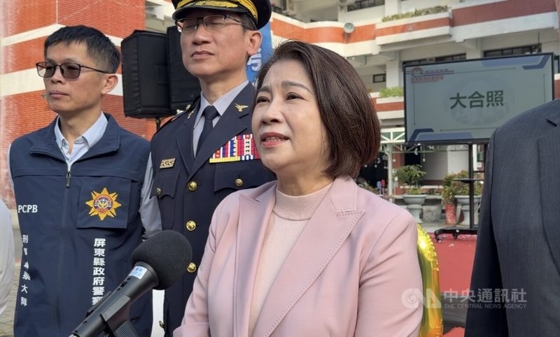 屏東縣長周春米（前）10日表示，財政收支劃分法修正後，屏東相關補助款減少新台幣約40億元，營養午餐是否免費需要審慎評估。中央社記者李卉婷攝　115年1月10日