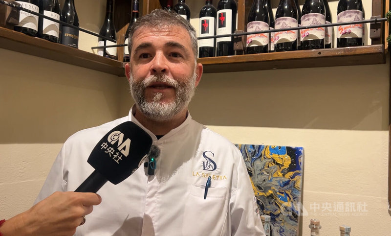La Saletta餐廳主廚蓋沙（Gian Luca Chessa）接受中央社訪問表示，對於義大利美食獲聯合國認證為文化遺產，感到很驕傲，希望透過美食述說薩丁尼亞的故事與文化。中央社記者黃雅詩阿爾蓋羅攝 115年1月10日