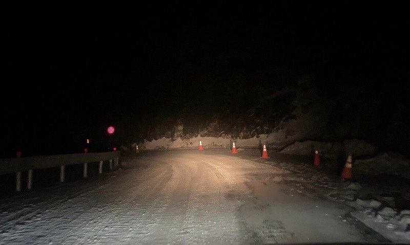 合歡山台14甲線武嶺至小風口路段部分路面及路肩仍有結冰積雪未融，交通部公路局中區養護工程分局表示，民眾須加掛雪鏈通行，視路況機動調整限掛雪鏈通行路段。（公路局提供）中央社記者鄭維真傳真 115年1月10日