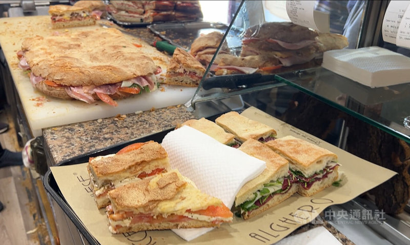 薩丁尼亞阿爾蓋羅的一家傳奇小吃店「Il Milese」，獨門製作一種只在該店吃得到的「夾餡佛卡夏」，不只註冊商標還出版傳記，常獲歐洲美食雜誌介紹。中央社記者黃雅詩阿爾蓋羅攝 115年1月10日