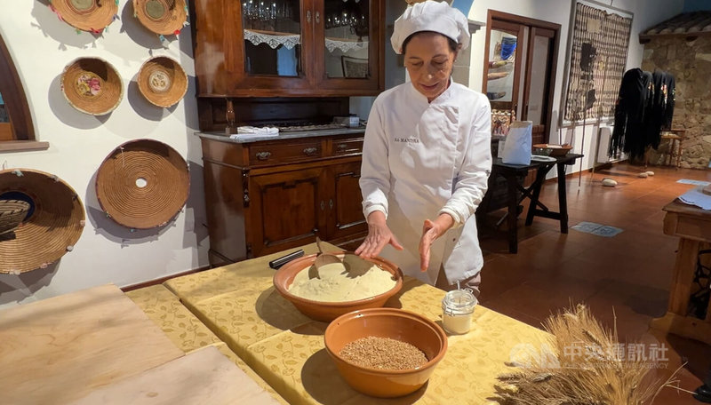 休閒農莊Sa Mandra女主人皮利西（Rita Pirisi）開課傳授以古法捏製手工麵，用背後牆上的木籃將麵印出貝殼刻紋。中央社記者黃雅詩阿爾蓋羅攝 115年1月10日