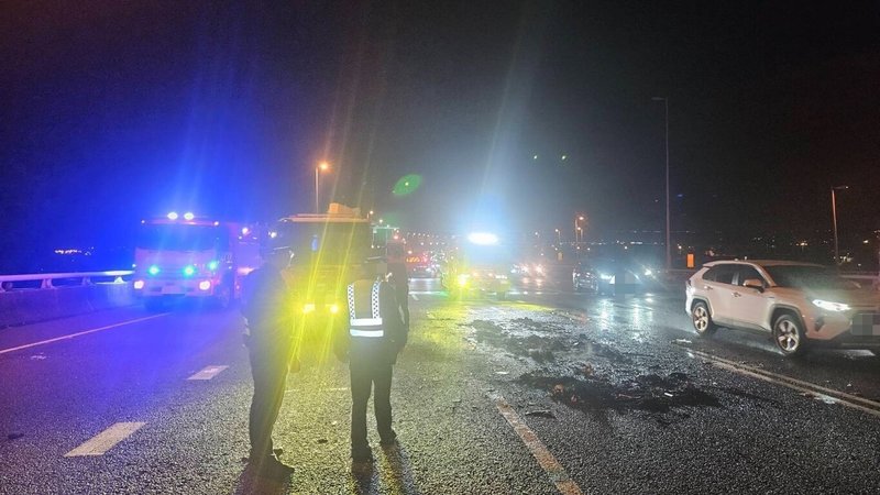 國道3號北上霧峰路段10日發生5車追撞事故，國道公路警察局指出，其中有2輛車撞擊後起火，幸車上人員及時逃生；事故導致現場車流一度回堵約3公里。（民眾提供）中央社記者郝雪卿傳真  115年1月10日