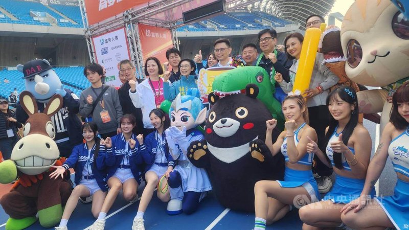 2026高雄富邦馬拉松16週年10日開跑，市長陳其邁（恐龍裝者）與角逐市長初選參選人、高雄熊、蜜柑站長等人氣吉祥物，以及Fubon Angels、海神啦啦隊女孩及恐龍們共同合影，場面溫馨熱鬧。中央社記者洪學廣攝　115年1月10日