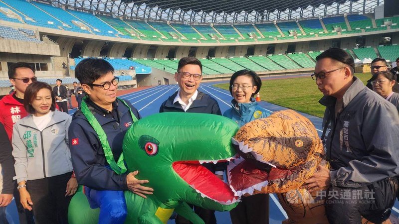 2026高雄富邦馬拉松16週年10日開跑，市長陳其邁（左2）與3名角逐市長初選參選人邱議瑩（左1）、賴瑞隆（左3）、林岱樺（左4）共同出席，並穿恐龍裝與眾人互動。中央社記者洪學廣攝　115年1月10日