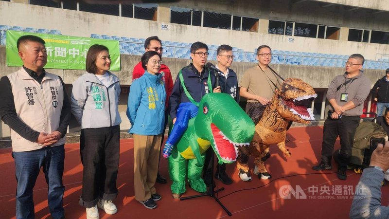 民主進步黨高雄市長初選將近，高雄市長陳其邁（前左4）10日表示，即將初選民意調查，期待4名競爭者盡力，維持好風度，彼此祝福，更重要的是一定要在初選後團結，團結一致贏得大選。中央社記者洪學廣攝　115年1月10日