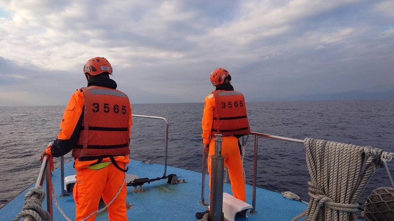 空軍第五聯隊上尉飛官辛柏毅6日晚間駕駛F-16V戰機夜訓，失聯至今超過72小時。海陸空搜救行動未中斷，海巡署持續在海域搜尋。（海巡署提供）中央社記者張祈傳真 115年1月10日