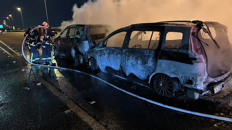 國道3號212公里北上霧峰路段10日發生交通事故，現場有5輛車中有2輛起火，消防人員到場後迅速控制火勢，有2人胸痛送醫，肇事及起火原因都仍待調查。（消防提供）中央社記者鄭維真傳真　115年1月10日