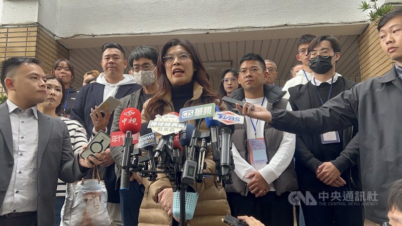 針對國民黨台中市長提名人選，黨主席鄭麗文（中）10日在台中受訪表示，中央黨部與市黨部會邀2名參選人進行協調，一切按照國民黨頒布的提名辦法，先看16日協調結果如何再說。中央社記者郝雪卿攝　115年1月10日