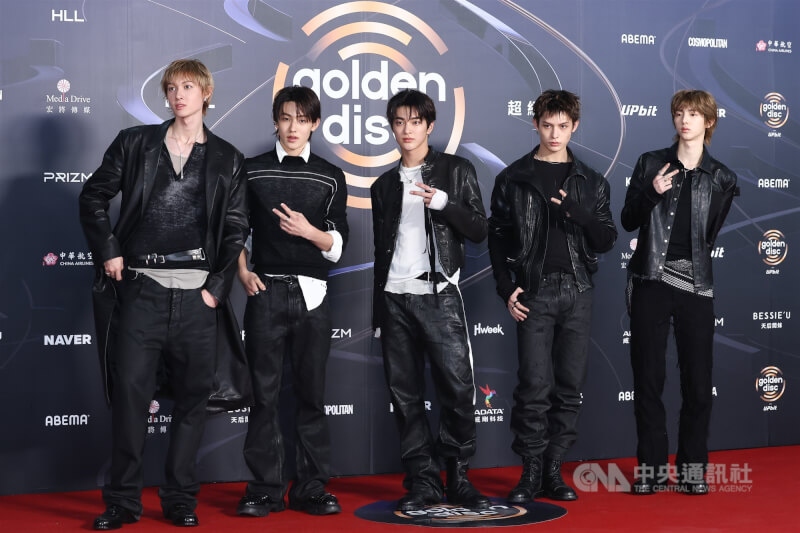 第40屆金唱片10日在台北大巨蛋舉行頒獎典禮，紅毯下午率先展開，首組登場藝人就是人氣爆棚的男團CORTIS，面對鏡頭展現酷帥魅力。中央社記者王騰毅攝 115年1月10日