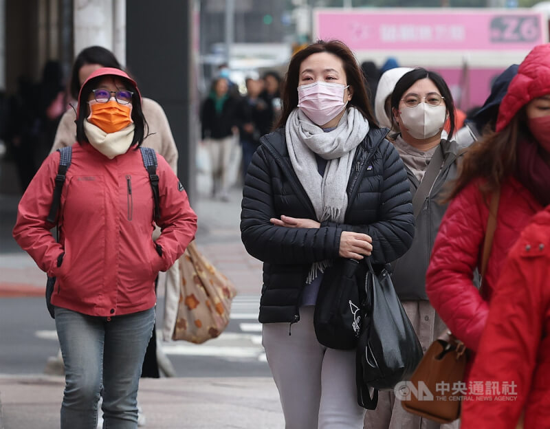 圖為中正區街頭民眾穿外套、戴圍巾禦寒。（中央社檔案照片）