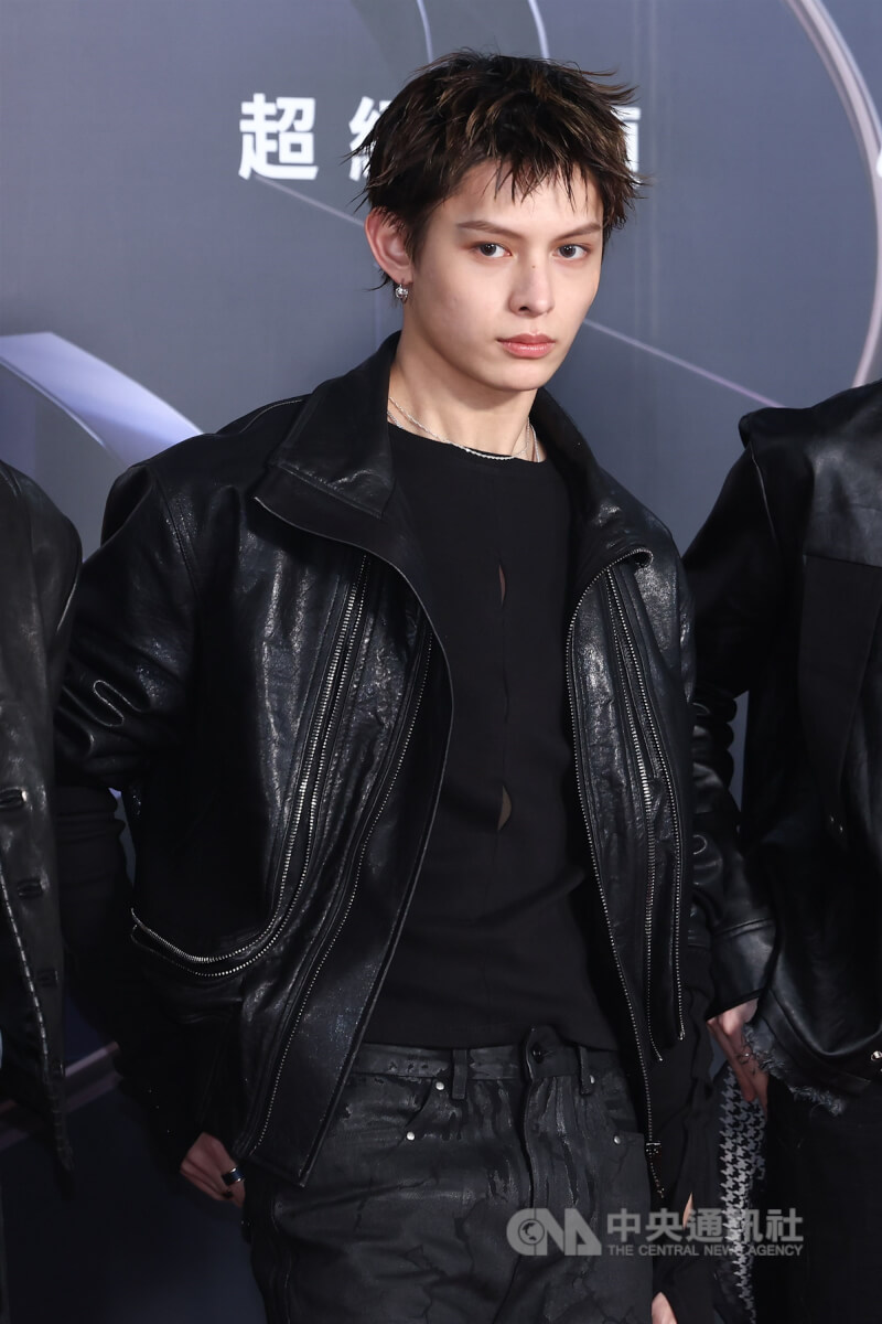 人氣男團CORTIS成員趙雨凡以黑色系服裝帥氣亮相。中央社記者王騰毅攝 115年1月10日