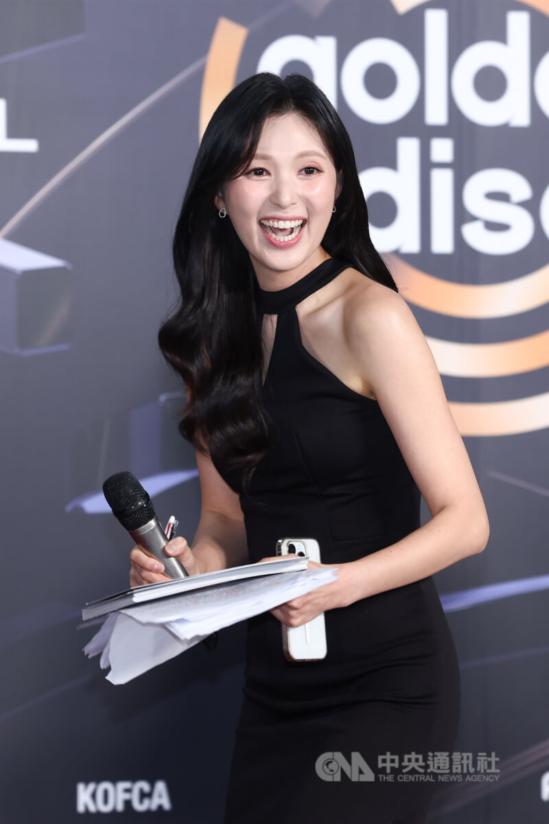 韓國音樂圈年度盛事「金唱片」第40屆頒獎典禮，由JTBC主播金夏恩扛起主持棒。中央社記者王騰毅攝　115年1月10日