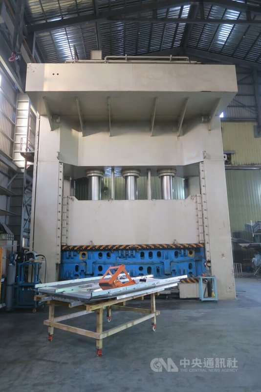 科建鋁船擁有2000噸級的金屬沖壓機,能透過模具將鋁合金板沖壓成型。中央社記者吳書緯攝 115年1月10日
