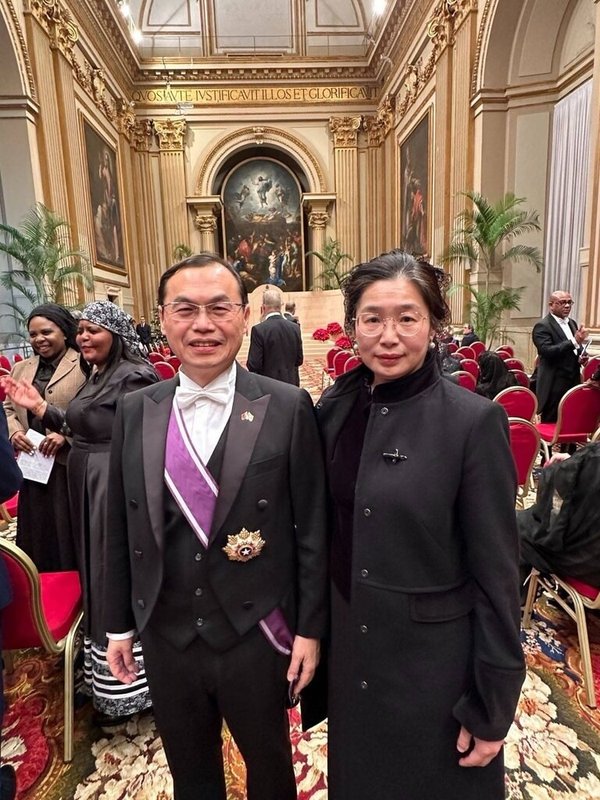 駐教廷大使賀忠義（左）與夫人9日率全館員眷，出席教宗良十四世接見外交團的活動。（駐教廷大使館提供）中央社記者黃雅詩梵蒂岡傳真 115年1月10日