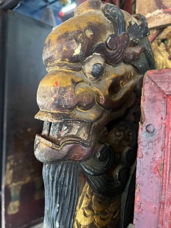 台南市全台首邑縣城隍廟前黑令旗及龍頭杖7日深夜遭折斷、燻黑，警方已將涉案姓男子依毀損罪嫌送辦。（台南市政府警局提供）中央社記者張榮祥台南傳真 115年1月10日