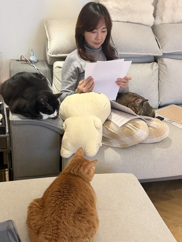 民進黨立委郭昱晴除有愛貓「芋圓OE」坐鎮國會辦公室,家中另有1犬3貓,她說,回家坐在沙發上看電視或閱讀時,有貓狗依偎在身邊是最放鬆時刻。(郭昱晴提供)中央社記者郭建伸傳真 115年1月10日