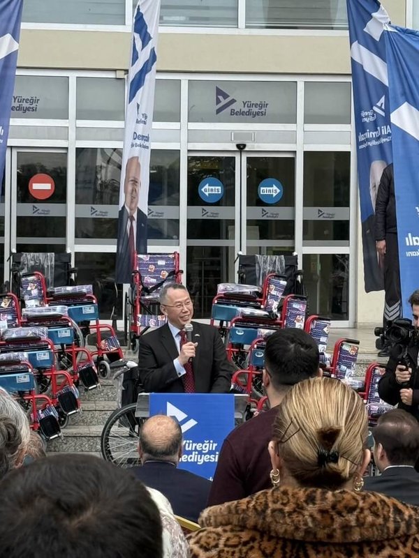 台灣捐贈輪椅給土耳其身障兒童,駐土耳其代表黃志揚(台前)9日獲邀在捐贈儀式致詞。黃志揚表示,許多身障兒童的家長提到,這是小孩第一次有輪椅可使用,這讓他們流著淚感謝台灣幫忙。(駐土耳其代表處提供)中央社記者李晉緯新德里傳真 115年1月10日