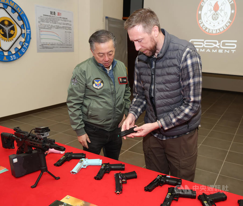 前美國陸軍上尉陶佛（右）、前美國國防部官員胡振東（左）赴彰化伸港怪怪貿易參觀，了解台灣玩具槍產業發展概況。中央社記者張新偉攝　115年1月10日