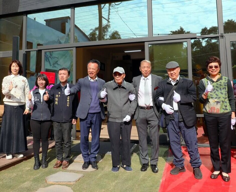 財團法人柴林腳教育基金會10日在嘉義縣溪口鄉柴林村舉辦「溫馨夢想家」揭牌啟用典禮，縣長翁章梁（左4）、基金會董事長王崑池（右3）等人共同見證。（嘉義縣政府提供）中央社記者黃國芳傳真　115年1月10日