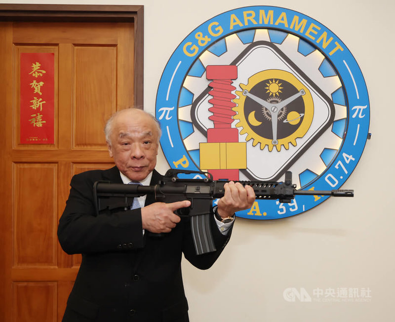 怪怪貿易執行長廖英熙手持自行研製的T91擬真訓練槍。中央社記者張新偉攝 115年1月10日