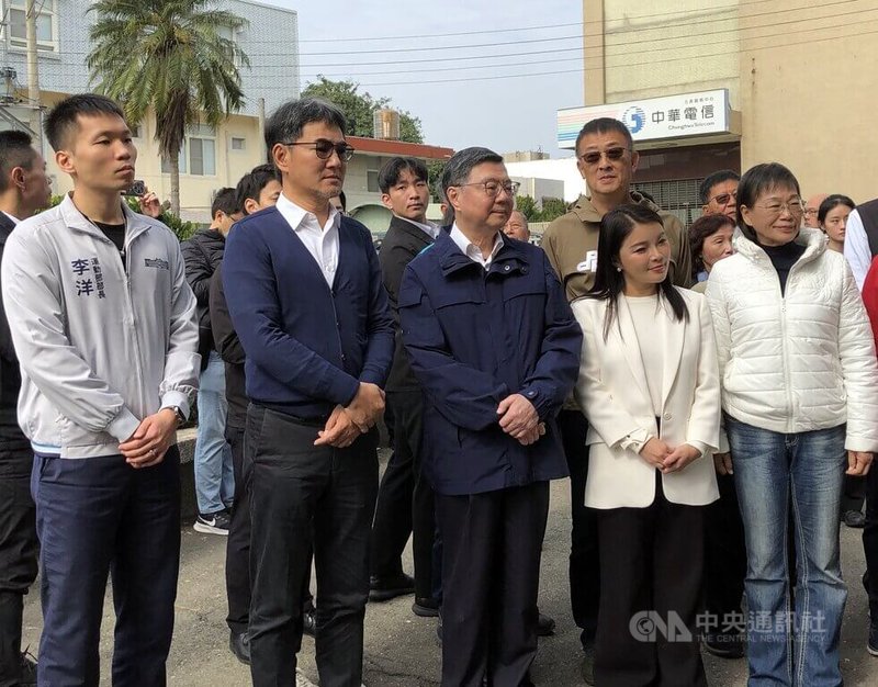 行政院長卓榮泰（前右3）10日在運動部長李洋（前左1）、民進黨立委劉建國（前左2）、國民黨立委張嘉郡（前右2）等人陪同視察雲林元長運動設施規劃並聽簡報。中央社記者黃國芳攝　115年1月10日