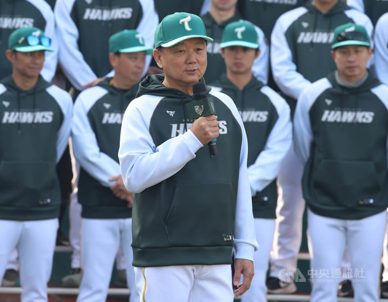 中華職棒台鋼雄鷹隊春訓開訓，總教練洪一中（前）致詞並談及新戰力補強。中央社記者張新偉攝　115年1月10日
