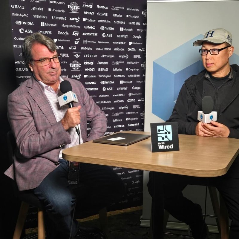 耐能執行長劉峻誠（右）去年12月在全球半導體聯盟（GSA）頒獎現場受紐約證交所採訪。（劉峻誠提供）中央社記者張欣瑜舊金山傳真　115年1月11日