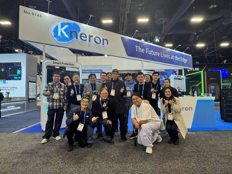 耐能創辦人兼執行長劉峻誠（後排中、戴毛帽者）率領團隊參加美國消費性電子展（CES）。（劉峻誠提供）中央社記者張欣瑜舊金山傳真　115年1月11日