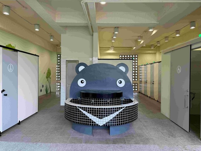 台南市開元國小以黑面琵鷺、梅花鹿、台灣黑熊等意象打造具自然生態特色的性別友善廁所，讓孩子在使用廁所時，彷彿置身生態環境中。（國教署提供）中央社記者許秩維傳真 115年1月11日