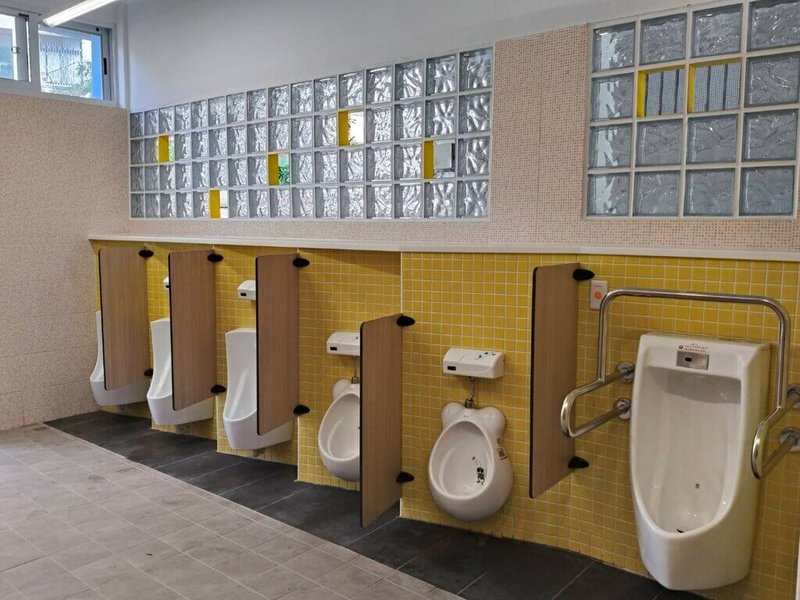 台中市西屯國小改造老舊廁所,並以活潑色彩與自然通風營造舒適氛圍,小便斗還依據學童身高調整,打造貼心的使用環境。(國教署提供)中央社記者許秩維傳真 115年1月11日