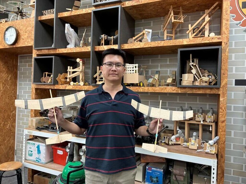 高雄市鳳山國中教務主任方冠中帶領學生參加各種競賽，激發學習熱情，讓生活科技教室變成學生的大遊戲場，獲選教育家人物典範。（教育部提供）中央社記者許秩維傳真  115年1月11日