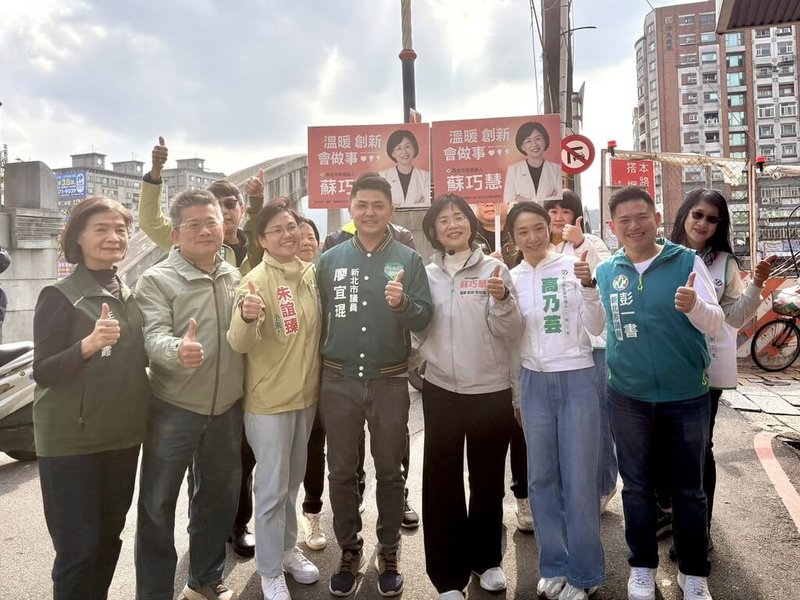 新北未跟進國中小學營養午餐免費政策。民進黨新北市長參選人蘇巧慧（前右3）表示，若當市長，營養午餐不只免費，還要提升品質。（蘇巧慧辦公室提供）中央社記者王鴻國傳真　115年1月11日
