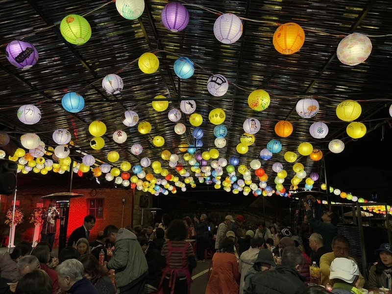 華梵大學與新北市石碇區公所舉行古道送燈霞光宴及迎春光明燈展，邀集石碇區學生與居民，共同彩繪創作近600盞祈願燈籠，打造燈海地景。（華梵提供）中央社記者許秩維傳真　115年1月11日