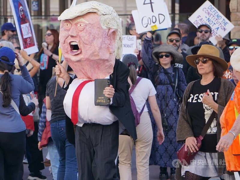 洛杉磯群眾響應美國多地抗議移民暨海關執法局(ICE)執法行徑,發起「ICE永遠滾蛋」(ICE Out For Good)示威,有人扮演美國總統川普,抗議川普政府的移民執法政策。中央社記者林宏翰洛杉磯攝 115年1月11日