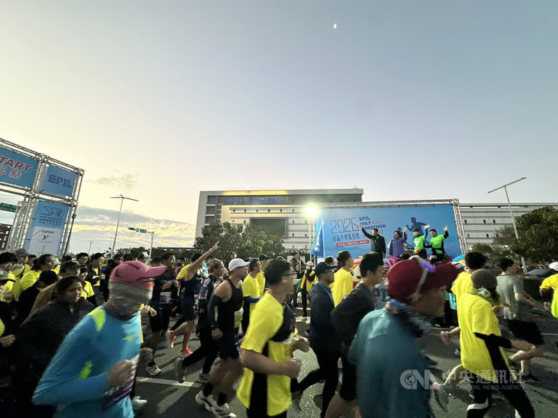 矽品精密工業股份有限公司11日舉辦第8屆冠名贊助「矽品半程馬拉松活動」,吸引5000人報名,路線環繞二林廠。中央社記者鄭維真攝 115年1月11日