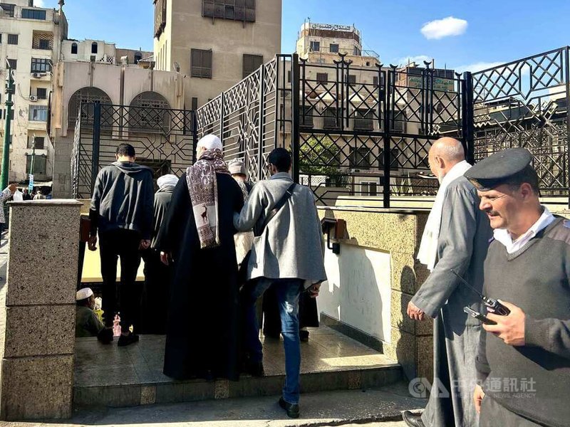 原本埃及男性傳統長袍被視為過時；但經過一場文化熱議變革運動後，現在開羅街頭上，同時看到穿著傳統長袍與潮流服飾者並肩同行，也毫不違和，年輕世代更樂於接受這款長袍。中央社記者施婉清開羅攝　115年1月11日