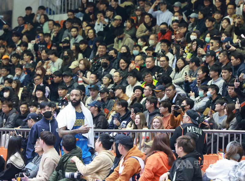 台灣職籃P.LEAGUE+桃園璞園領航猿11日在板橋體育館迎戰台北富邦勇士，雙方首節爆發肢體衝突，最終勇士洋將哥倫特（Troy Gillenwater）（前左2藍球衣）遭驅逐出場。中央社記者趙世勳攝　115年1月11日