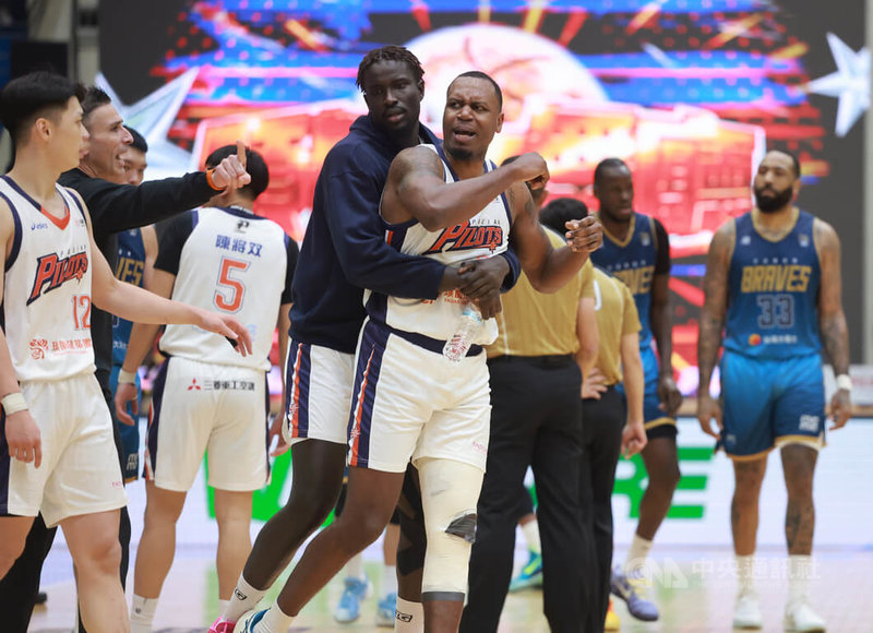 台灣職籃P.LEAGUE+桃園璞園領航猿11日在主場板橋體育館迎戰台北富邦勇士，雙方在首節剩下1分49秒時爆發肢體衝突，場上球員也加入戰局互相拉扯，領航猿洋將葛拉漢（Treveon Graham）（前右）吞下一記技術犯規。中央社記者趙世勳攝　115年1月11日