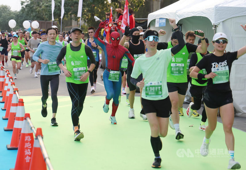 2026渣打台北公益馬拉松11日上午五點半在總統府前凱達格蘭大道起跑，半馬跑者穿蜘蛛人服裝參與路跑，最終順利跑回大佳河濱公園的終點。中央社記者張新偉攝 115年1月11日