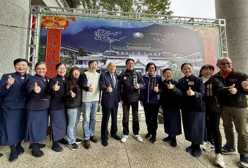 佛教慈濟慈善事業基金會板橋靜思堂舉辦「2025社區歲末祝福」活動，新北市副市長劉和然（右6）11日出席，祈願凝聚社會善能量，讓社會祥和、世界平安。（新北市民政局提供）中央社記者王鴻國傳真　115年1月11日