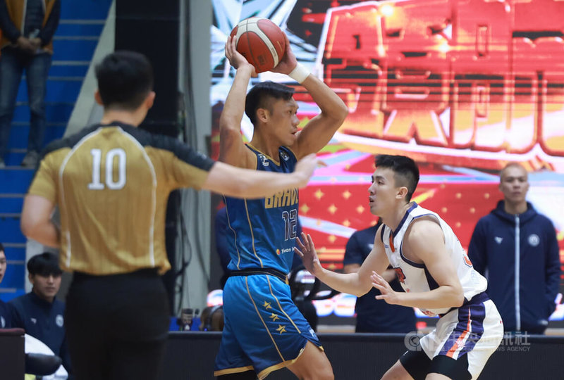 台灣職籃P.LEAGUE+例行賽11日在板橋體育館進行，台北富邦勇士與桃園璞園領航猿首節尾聲爆發衝突，勇士老將林志傑因離開板凳區衝進場內，遭驅逐出場。圖為林志傑（中）於比賽首節持球進攻。中央社記者趙世勳攝　115年1月11日