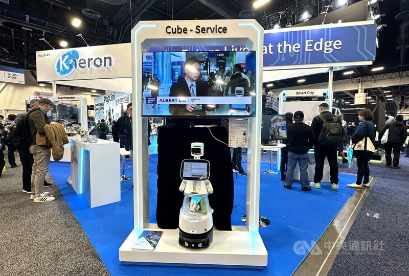 耐能（Kneron）公司今年在美國消費性電子展（CES）展場，攜手多家業者展示居家照護機器人、無人機等多元應用，圖攝於1月8日。中央社記者張欣瑜舊金山攝　115年1月11日