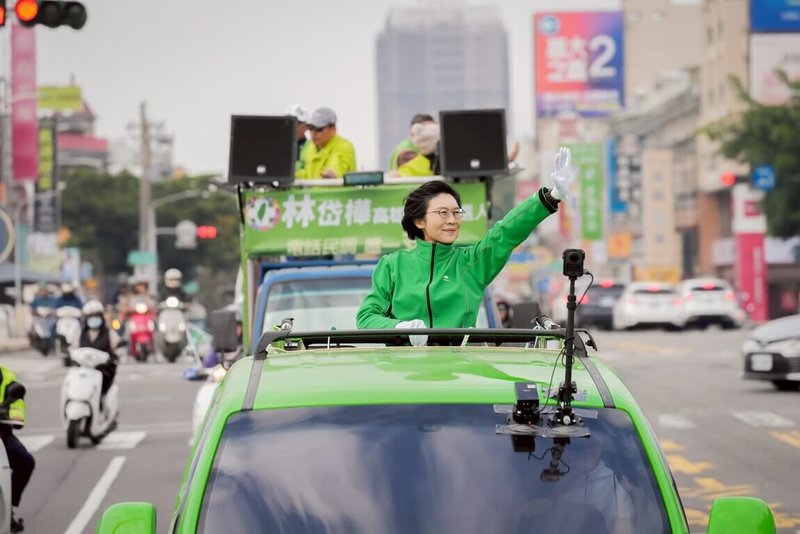 民進黨高雄市長初選民調即將展開，4名參選人11日持續把握時間展開車掃及拜票行程。其中立委林岱樺（前）再次針對自己涉詐領助理費案強調清白。（林岱樺辦公室提供）中央社記者蔡孟妤傳真　115年1月11日