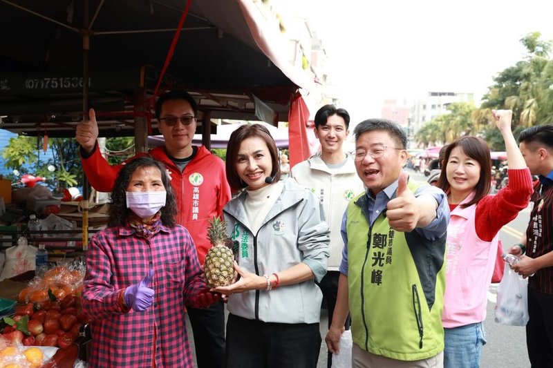 民進黨高雄市長初選民調即將展開，立委邱議瑩（前中）11日到市場拜票，爭取支持。（邱議瑩辦公室提供）中央社記者蔡孟妤傳真　115年1月11日