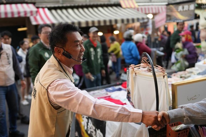 民進黨高雄市長初選民調即將展開，參選人許智傑（前）11日到各大市場拜票，強調面對城市未來發展，自己已做好準備。（許智傑辦公室提供）中央社記者蔡孟妤傳真　115年1月11日