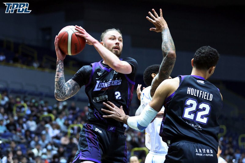 台灣職業籃球大聯盟（TPBL）新竹御嵿攻城獅11日作客高雄全家海神，攻城獅靠著洋將德魯（Drew Pember）（持球者）獨攬27分、13籃板，終場就以95比79獲勝，收下近期4連勝。（TPBL提供）中央社記者黎建忠傳真　115年1月11日