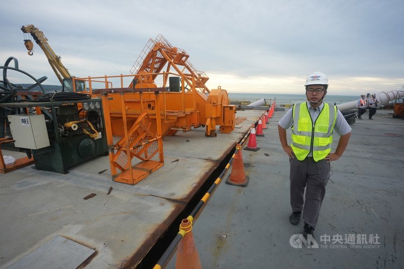 交通部公路局北區公路新建工程分局第三工務段長鄭閔中投入淡江大橋工程，為團隊成員的高度凝聚力而感動，「那是一種很強烈的團結感，大家都在想，怎麼樣才能把這座橋蓋起來。」中央社記者徐肇昌攝　115年1月11日