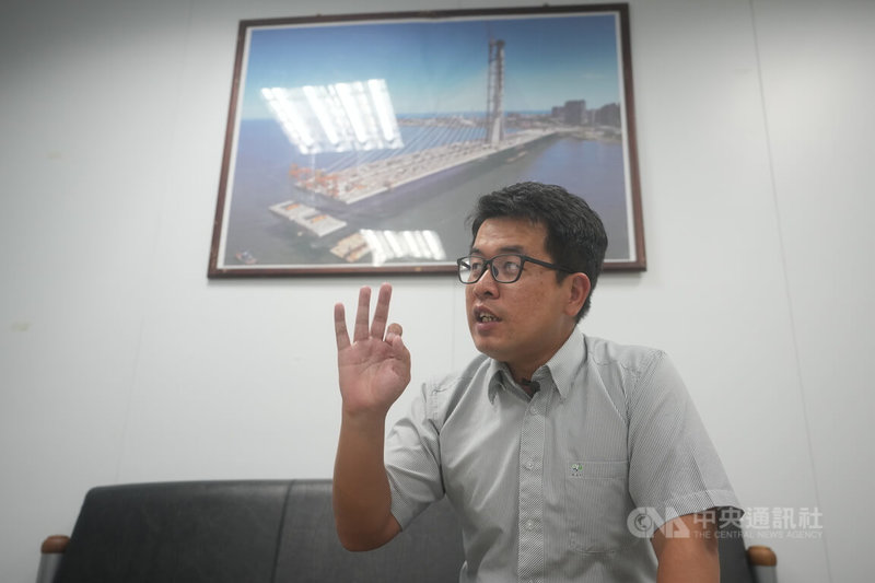 交通部公路局北區公路新建工程分局第三工務段長鄭閔中投入淡江大橋工程，他認為這座橋所累積的，是屬於台灣的橋梁技術與工程工藝經驗，也是公共工程能力成熟的具體成果。中央社記者徐肇昌攝 115年1月11日