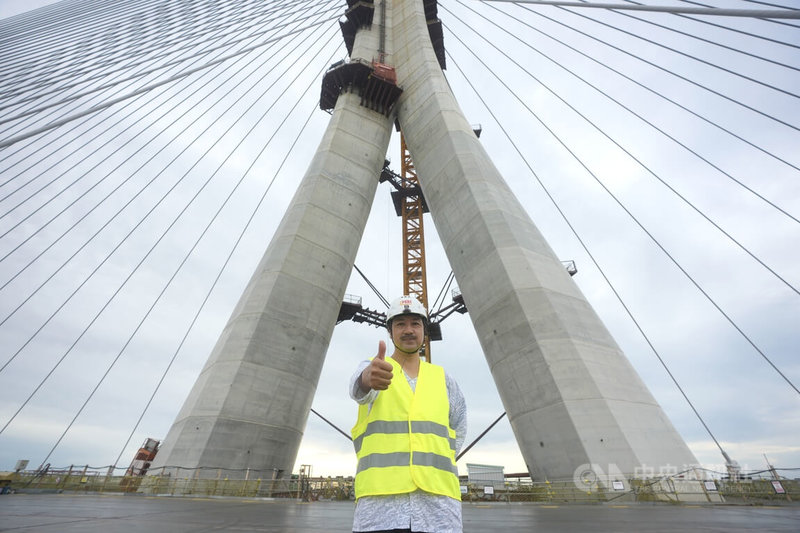 淡江大橋主橋塔以複雜的3D曲面設計，兩種模板系統的交替使用，模板廠PERI技術指導平澤純（圖）回憶，加入淡江大橋團隊時正值世代交替，必須帶領年輕工程師，在疫情與烏克蘭戰爭導致材料緊缺的情況下，完成這項在他眼中「從頭到尾都很難」的工程。中央社記者徐肇昌攝　115年1月11日