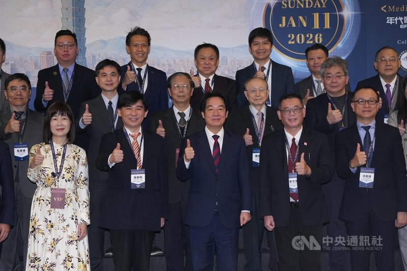 總統賴清德（前排中）11日在台北國際會議中心，出席「2026 諾貝爾大健康論壇」開幕典禮，和與會來賓比讚合影。中央社記者徐肇昌攝 115年1月11日
